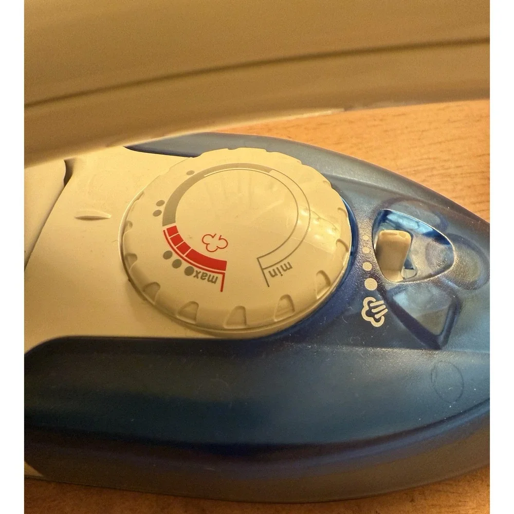 Black & Decker X50 Travel Iron White Blue With Steam, non-stick,‎ 120V/240V EUC